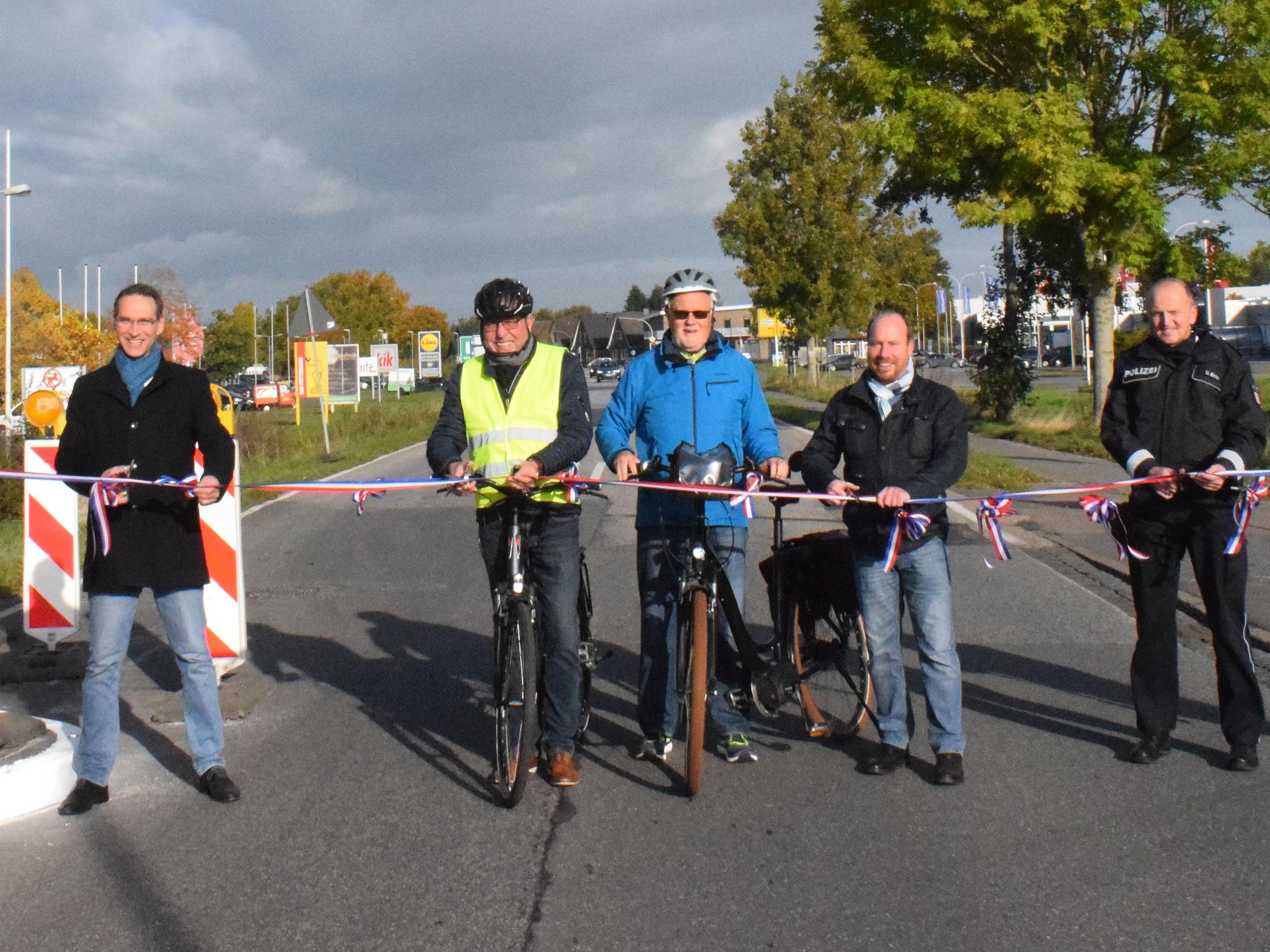 Foto der Einweihung des Schutzstreifens